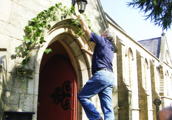 Preperations for a wedding at St Paul's Church, Bridge Street
17-Buildings and the Urban Environment-05-Street Scenes-003-Bridge Street
Keywords: 2006