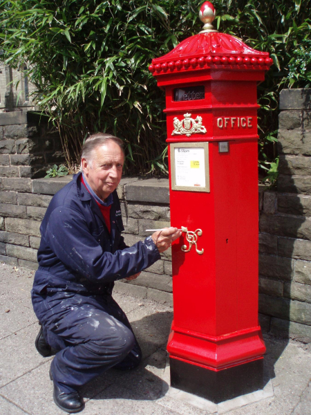 Graham Twidale painting the post boxes 
09-People and Family-02-People-000-General

Keywords: 2007