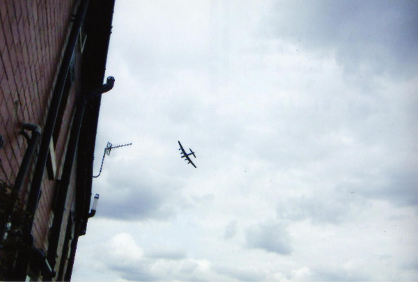 E.L.R. World War 2 weekend- Lancaster bomber flies over Ramsbottom 
14-Leisure-04-Events-003-1940s weekends
Keywords: 2007