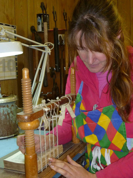 Handsewing a 19th century book 
09-People and Family-02-People-000-General


Keywords: 2010
