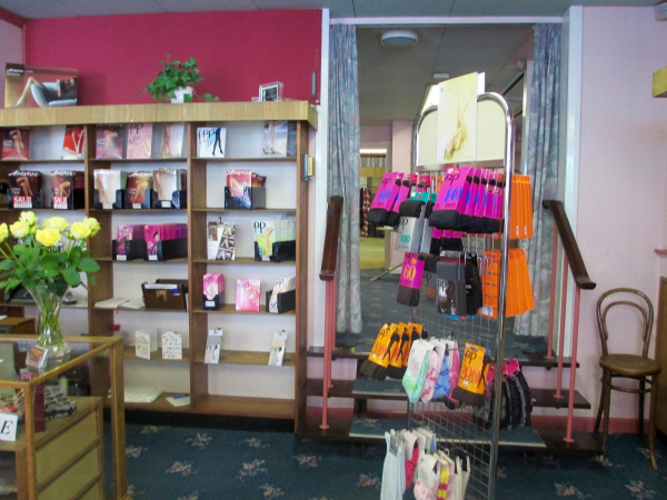 Scholes Fashions on Bridge Street before closure
17-Buildings and the Urban Environment-05-Street Scenes-003-Bridge Street
Keywords: 2015