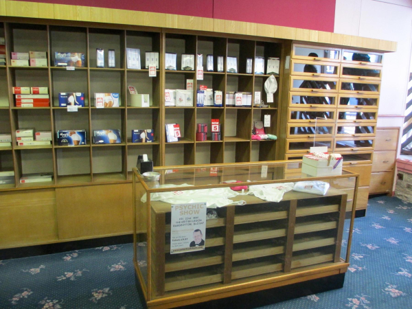 Scholes Fashions on Bridge Street before closure
17-Buildings and the Urban Environment-05-Street Scenes-003-Bridge Street
Keywords: 2015