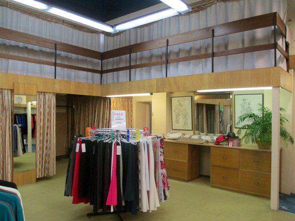 Scholes Fashions on Bridge Street before closure
17-Buildings and the Urban Environment-05-Street Scenes-003-Bridge Street
Keywords: 2015