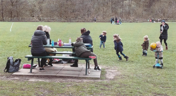 Picnic in Nuttall Park
14-Leisure-01-Parks and Gardens-001-Nuttall Park General

Keywords: 2021