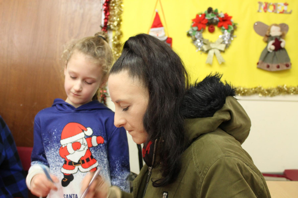 Mother & Daughter painting stones 
14-Leisure-01-Parks and Gardens-001-Nuttall Park General
Keywords: 2023