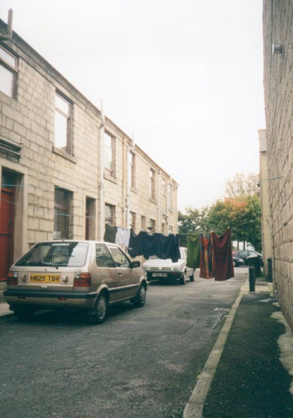 Who has priority - cars or washing ?  location unknown
general street
Keywords: 2000