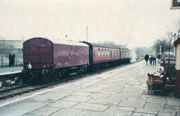 Train waiting at Ramsbottom station 
to be catalogued
Keywords: 2000