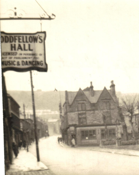 Oddfellows Hall Bridge St,  Bank on corner with Crow Lane,
17-Buildings and the Urban Environment-05-Street Scenes-003-Bridge Street
Keywords: 1985