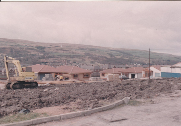 New bunaglows on Cheshire Court - Peel Brow area
17-Buildings and the Urban Environment-05-Street Scenes-021-Peel Brow area
Keywords: 0