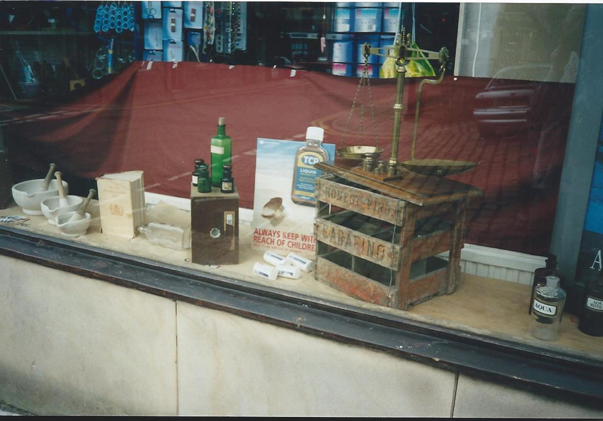 Shop window - Window decorated for Millenium Festival catalogued at Bury Archives as RHS/21/3/2/36 
03 - Shops, Restaurants & Hotels - 02 - Individual shops
Keywords: Bury-Archive