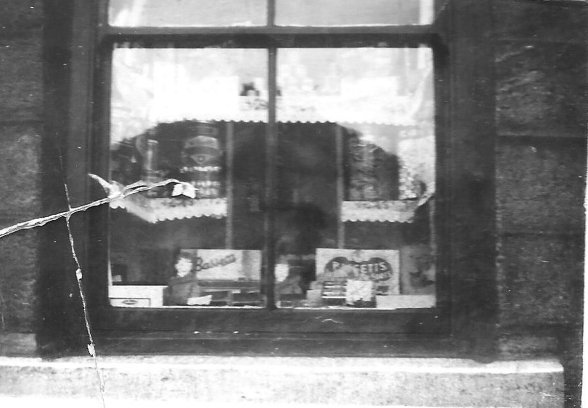 Sweet shop at 56, Nuttall LaneSweet shop was in front room. Later home of Kitty McCarthy - catalogued at Bury Archives as RHS/21/3/2/39
03 - Shops, Restaurants & Hotels - 02 - Individual shops
Keywords: Bury-Archive