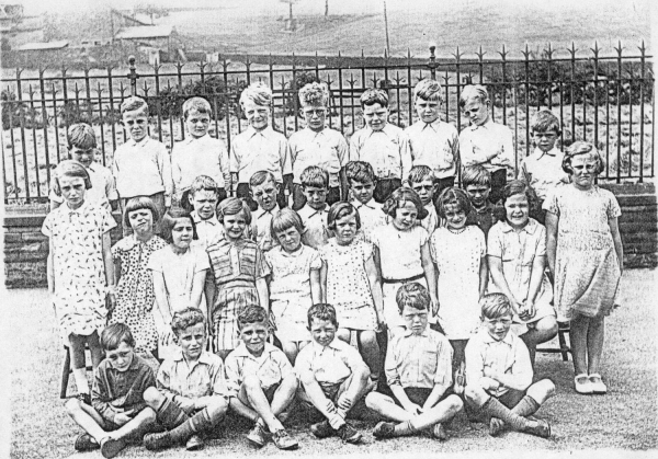 Hazelhurst pupils (c1930_ 6 photo copies)
05 - Education - 01 - Primary Schools
Keywords: Bury-Archive