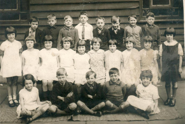 St,Pauls School class taken outside 1933-34
06-Religion-01-Church Buildings-001-Church of England  - St. Paul, Bridge Street, Ramsbottom
Keywords: 1985