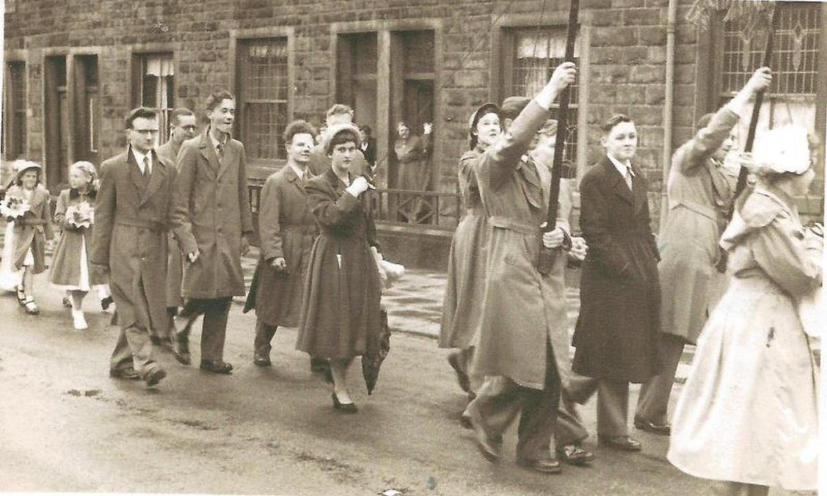 St Andrew's Whit walk   taken on Bolton Street in 1953
06-Religion-01-Church Buildings-002-Church of England  -  St. Andrew, Bolton Street, Ramsbottom
Keywords: 1953