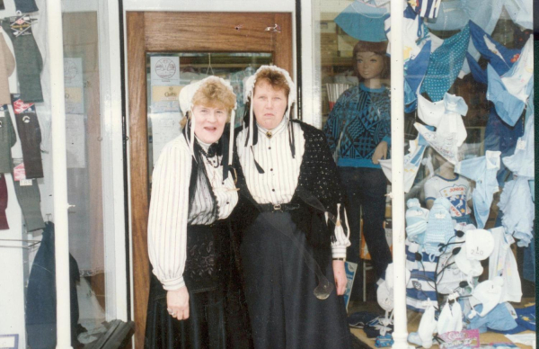 p51 4 6 pics Victorian Day, May Bank Holiday Ramabottom 1989. Town Crier, Ski Rossendale bus, shops in Bolton & Bridge Sts. [draper,Acorn Video,Dairy Box Cafe,Mr&Mrs Allpress 
12 - Customs and Traditions - 02 - Local Events
Keywords: Bury-Archive