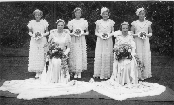 Rose Queen, Josephine Holt & attendants 1933.See also 1016 
12 - Customs and Traditions - 02 - Local Events
Keywords: Bury-Archive
