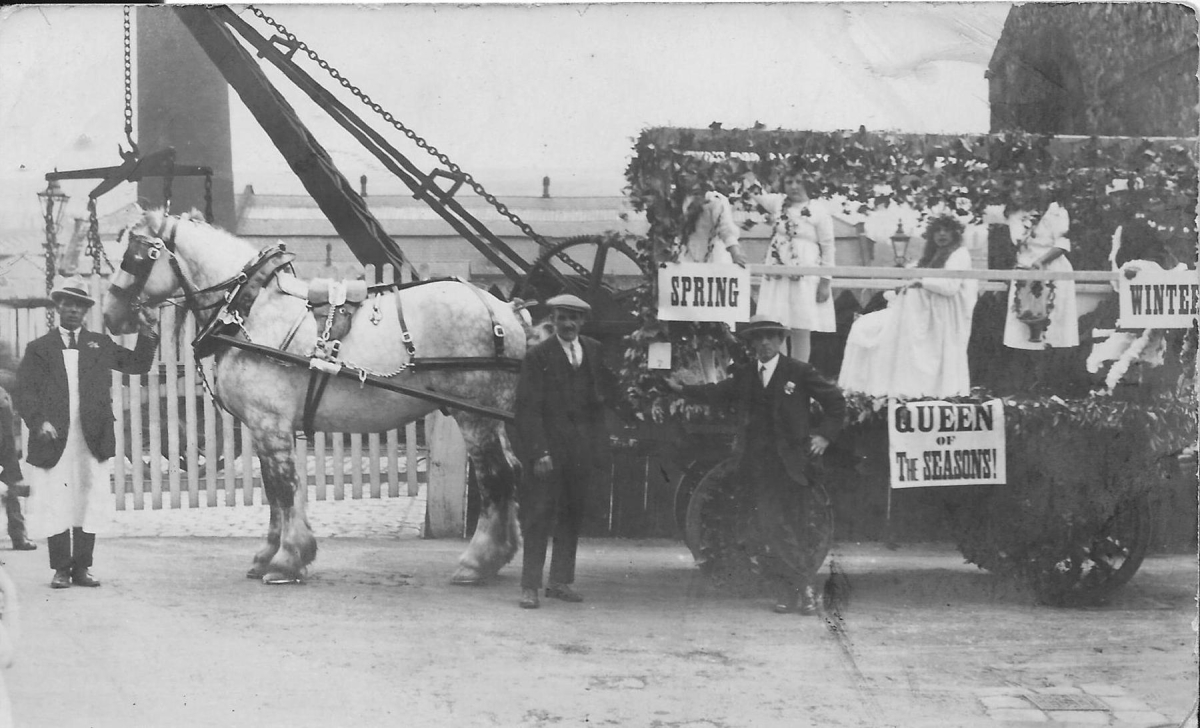 Horse and cart carrying Queen of the season 
12 - Customs and Traditions - 02 - Local Events
Keywords: Bury-Archive