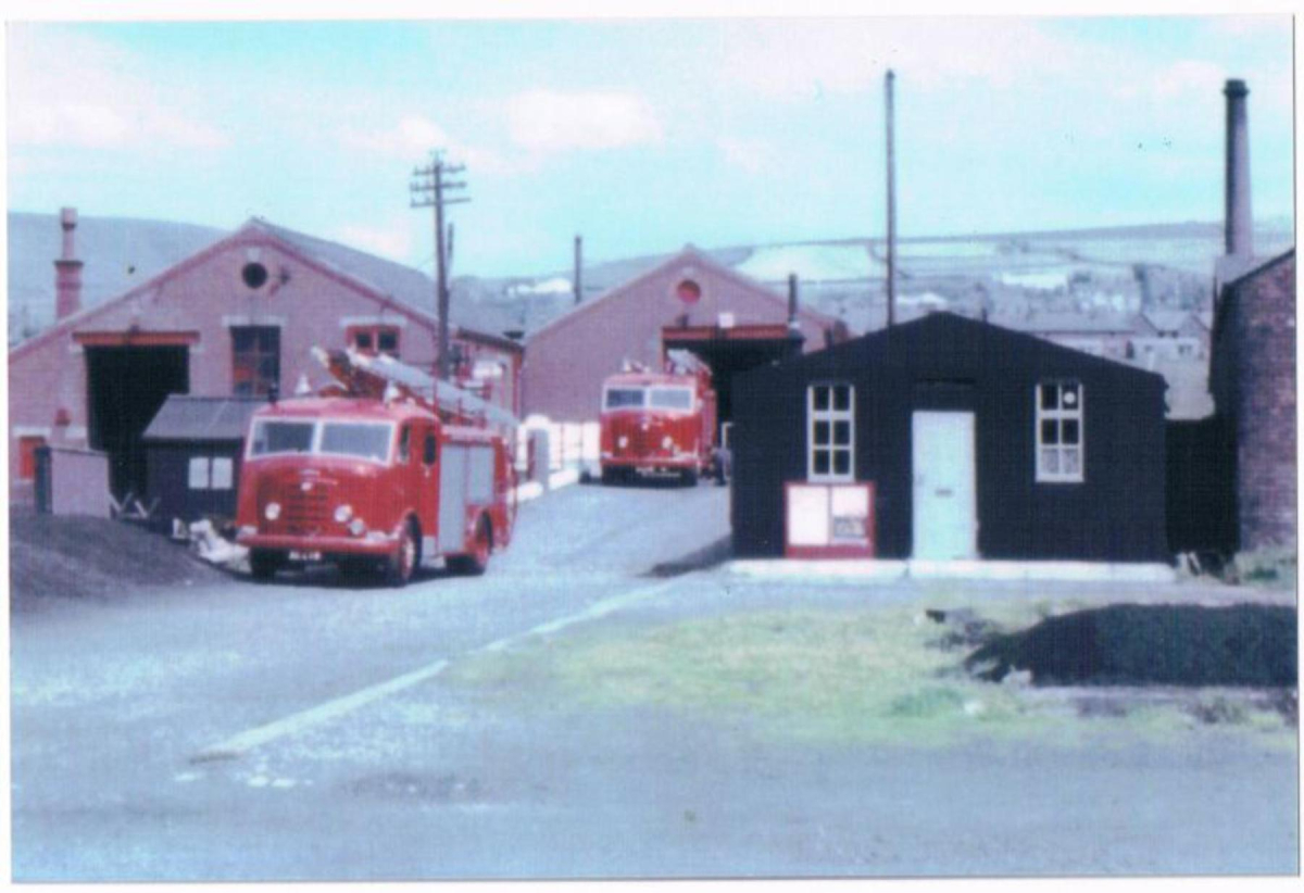 Fire Engines at old town yard Town yard was opposite the site of the New Jerusalem Church on Factory Street
#N/A
Keywords: Bury-Archive