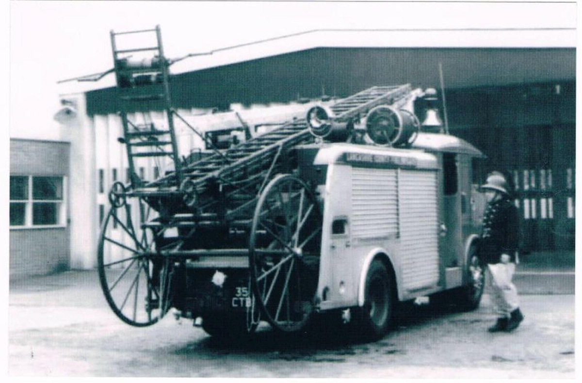 Lancs. C.C. Fire engine with fireman
#N/A
Keywords: Bury-Archive