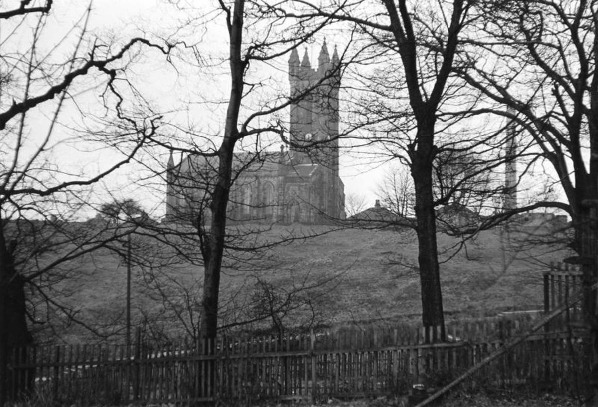 Church Fields and St Andrew' s Church from the garden of 179, Bolton Street circa 1963. Note the chimney of 'The Flan' to the right
14 - Leisure - 01 - Parks and Gardens
Keywords: Bury-Archive