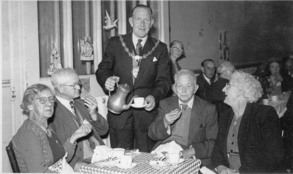 Ramsbottom Sunshine Club: ? 90th birthday party in 1949. Also. . .2 pics of Sunshine club leaving Ramsbottom for trip to Colwyn Bay 17/10/1949 
14 - Leisure - 04 - Events
Keywords: Bury-Archive