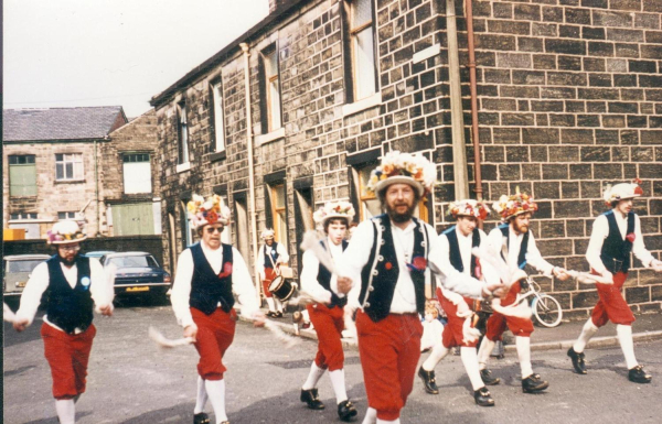 Morris Men in Dale Street Stubbins n.d
17-Buildings and the Urban Environment-05-Street Scenes-027-Stubbins Lane and Stubbins area
Keywords: 1985