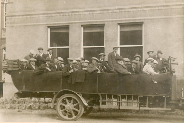 1920s Works outing [unknown] from Stubbins Taken at the Fishpond Matlock Baths before 1925
14 - Leisure - 04 - Events
Keywords: Bury-Archive