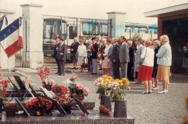 Lanes Fus 5th BTN visits to Seclin and R.W. Porritts grave 6 photos . Dated ones 1982-85 but they did go later. See Mainarch 
15 - War - 02 - World War 2
Keywords: Bury-Archive