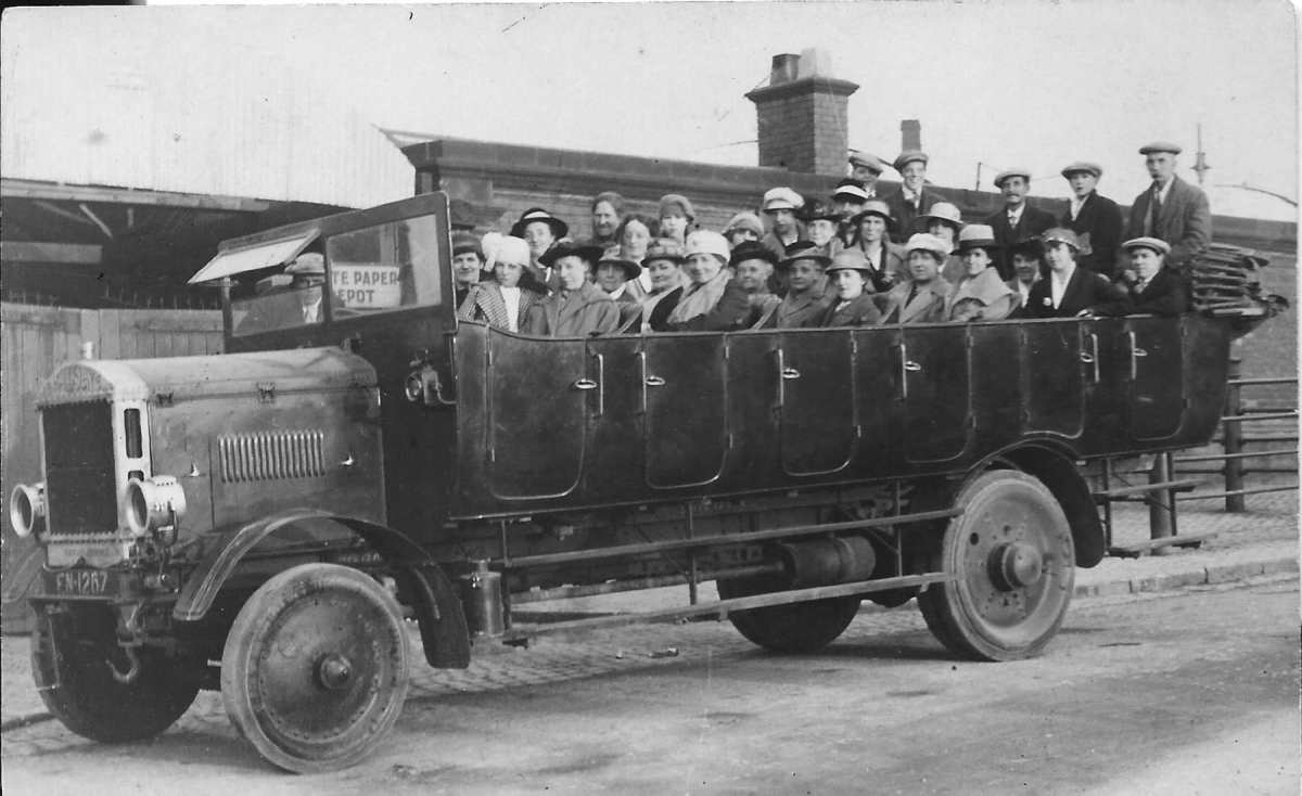 Works outing - Charabanc trip from mill that had a paper depot 
16 - Transport - 01 - Car and Roads
Keywords: Bury-Archive