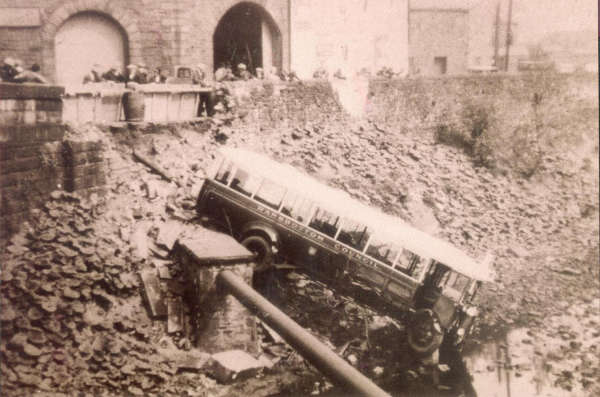 Bus Leyland Lion. PLSC/3. REG TE4508. Fleet 18 1928-38 Crash at the New Hall Hey Bridge on the Irwell 4.6.38.. Used by Lanes ARP in 1940
16 - Transport - 02 - Trams and Buses
Keywords: Bury-Archive