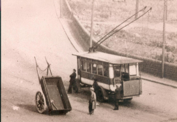 Bus-Railless trolly No 4 TB 8572 At Holcombe Brook (Hare & Hounds) 28 seater. Now digitized AROUND RAMSBOTTOM
16 - Transport - 02 - Trams and Buses
Keywords: Bury-Archive