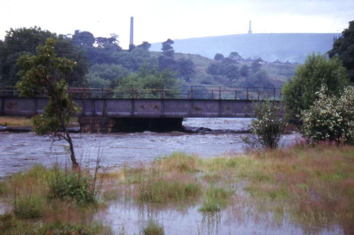 August Bank Holiday weekend 1964 â€“ the railway bridge over the Irwell between Nuttall Park and South Park, then the site of the derelict Ocean Chemicals works
16 - Transport - 03 - Trains and Railways
Keywords: Bury-Archive