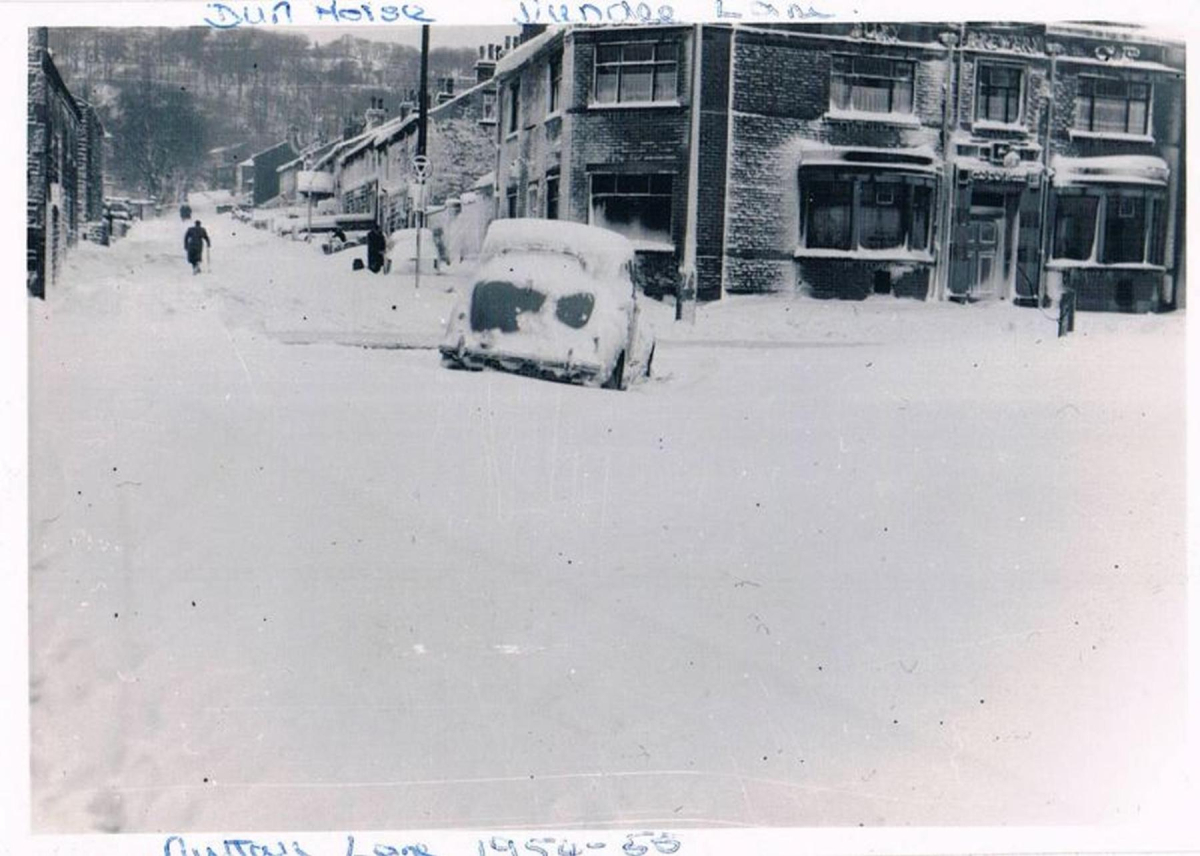 Dundee Lane and Old Dun Horse in the snow - Mrs BARCROFT, top of Nuttall Lane, winter 1954-5 
17 - Buildings and the Urban Environment - 05 - Street Scenes
Keywords: Bury-Archive