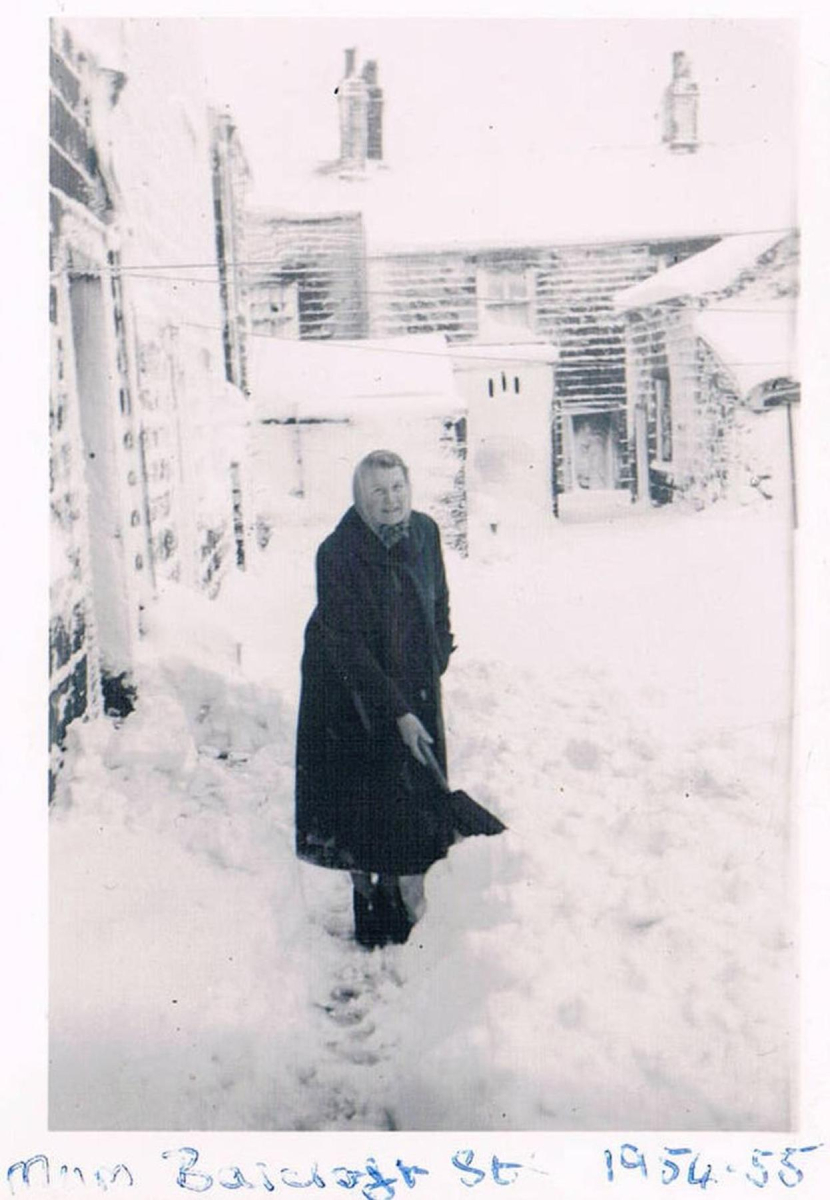 Mrs BARCROFT, top of Nuttall Lane, winter 1954-5
17 - Buildings and the Urban Environment - 05 - Street Scenes
Keywords: Bury-Archive