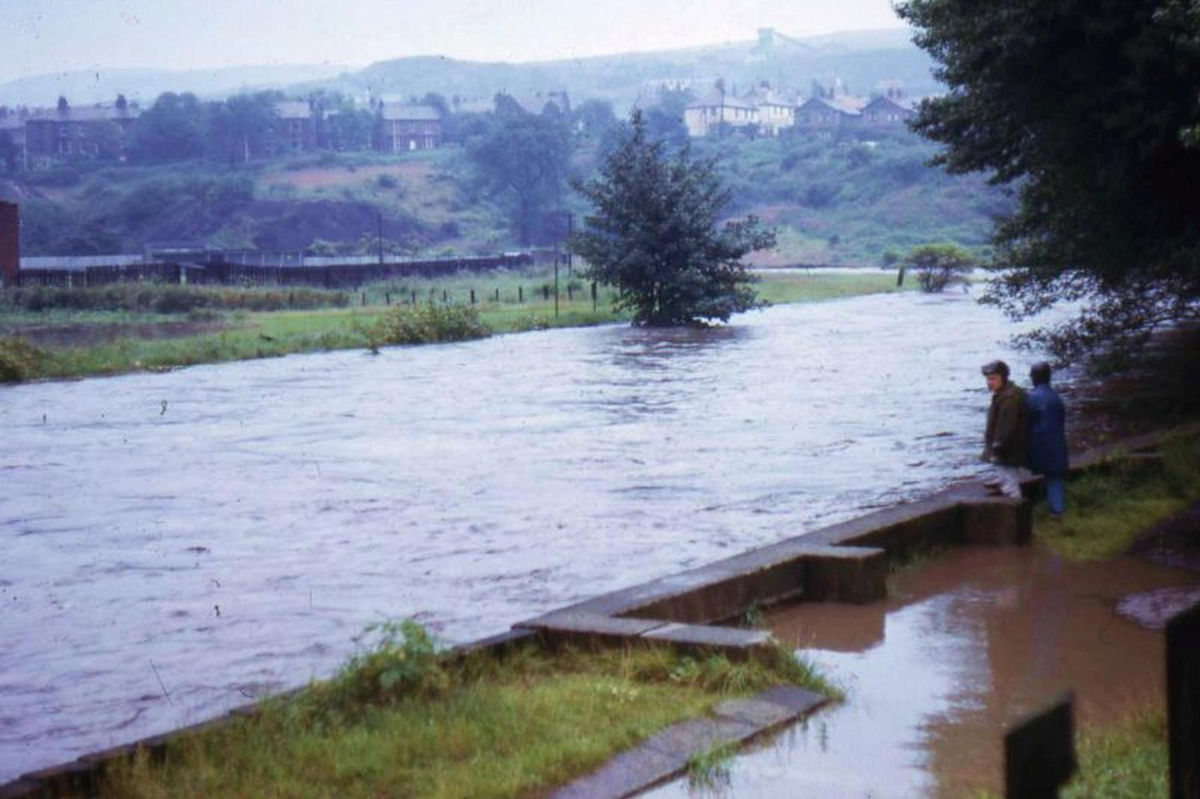 August Bank Holiday weekend 1964 â€“ a DMU crossing the Irwell south of Ramsbottom, unaffected by the rising flood water
18 - Agriculture and the Natural Environment - 03 - Topography
Keywords: Bury-Archive