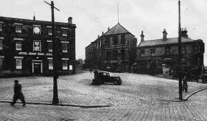 1930s. Market Place, Ramsbottom.  With Grants Arms Hotel ,& Conservative & Unionist club, now the Civic Hall 
14-Leisure-05-Pubs-012-Grant Arms
Keywords: 1945