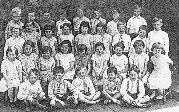 Hazelhurst pupils (c1930_ 6 photo copies)
05-Education-01-Primary Schools-004-Hazlehurst Primary School
Keywords: 0
