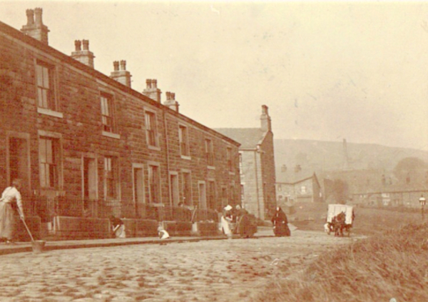 Albert Street C1910, probably taken by John Wallis Hutchinson who lived at no 6 in the 1911 census. Carr Fold is on the right and Springwood Mill and Rose and Crown
17-Buildings and the Urban Environment-05-Street Scenes-005-Callender to Albert Street

Keywords: 1910