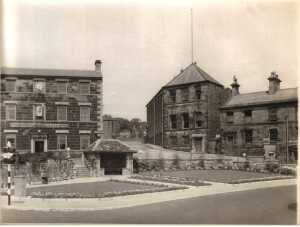 Market Place. Grant's Arms, Civic Hall, Market , bus shelter  c 1960 
14-Leisure-05-Pubs-012-Grant Arms
Keywords: 1985