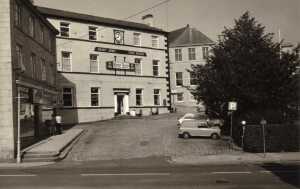 The Grant Arms and Civic Hall, Market Place. Note Novak’s, Tailors, no 7, Market Place, on corner of Carr St. 1974 or before
17-Buildings and the Urban Environment-05-Street Scenes-006-Carr Street and Tanners area
Keywords: 1985