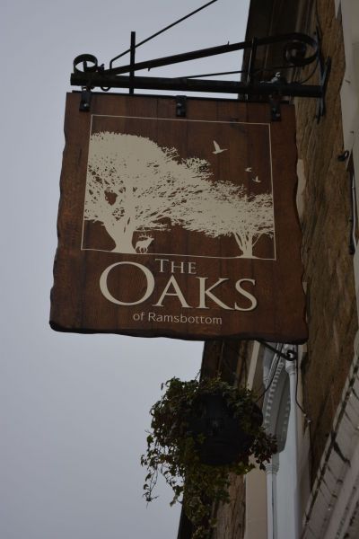 PUB-094_-_The_Oaks_pub_sign_2016_-_Keith_Burroughs.JPG
