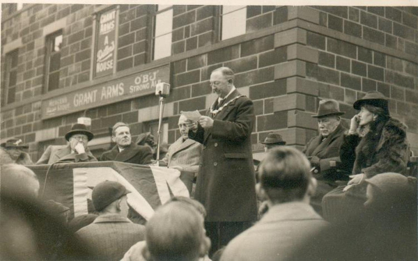 War Weapons Week  April 26th to May 3rd 1941 - Councillor H Taylor reading telegram from the Chancellor of the ExchequerC
15 - War - 02 - World War 2
Keywords: Bury-Archive